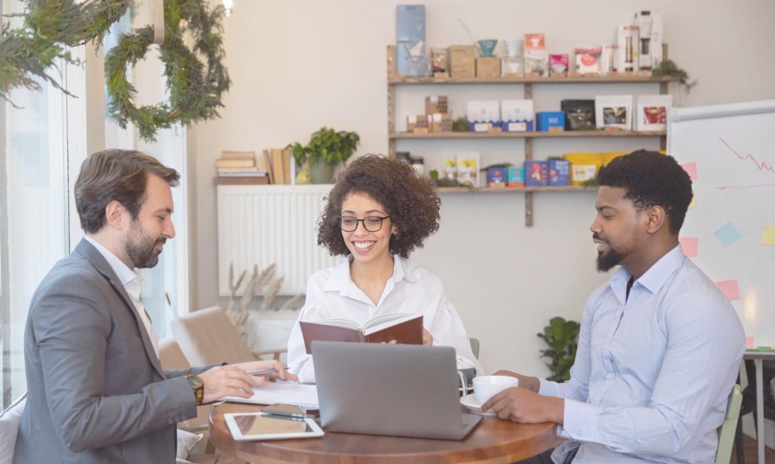 Bravelyx Team bei der Programmplanung im modernen Büro