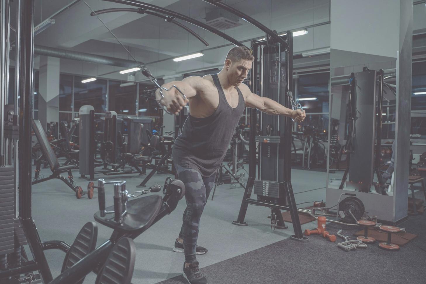 Trainingsraum mit Balancegeräten und Übungsflächen